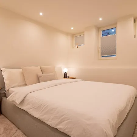 Elegant & Unique Canal House In Famous Canal Area 빌라