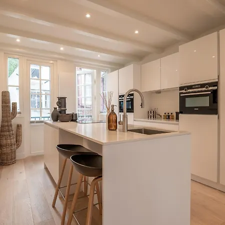 Elegant & Unique Canal House In Famous Canal Area 빌라 *